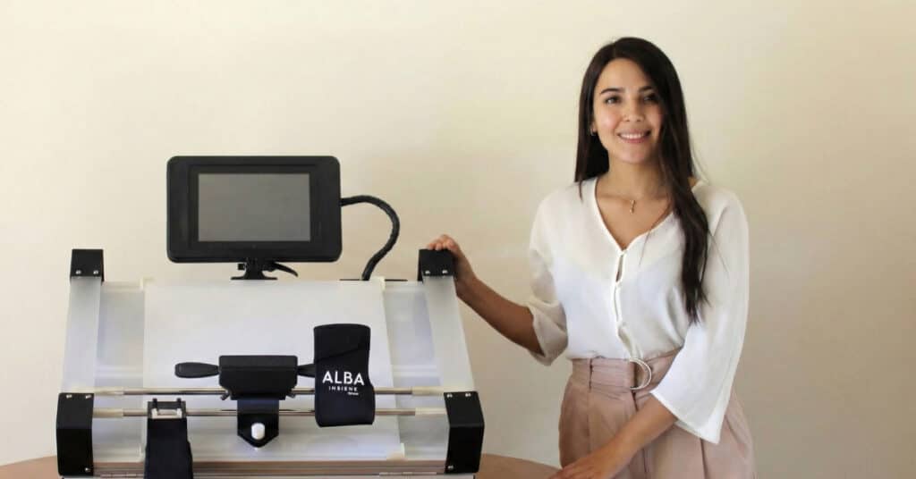 Pamela Salazar, fundadora de Umov, junto al dispositivo de rehabilitación motora ALBA