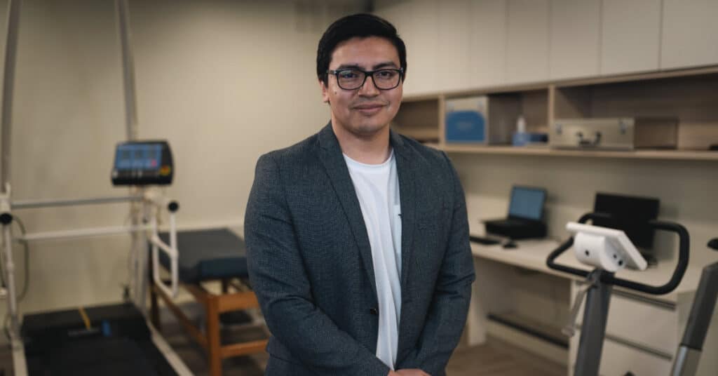 Kinesiólogo experto explicando nuevas tecnologías en rehabilitación motora