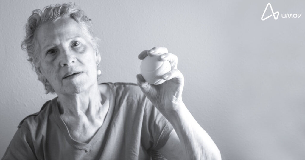 Mujer adulta mayor trabajando la calidad del movimiento en rehabilitación motora.